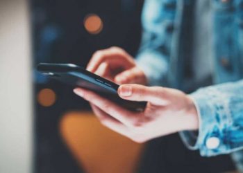 Sot kemi shumë “miq” dhe ndihemi të vetmuar…  me celularin në dorë!