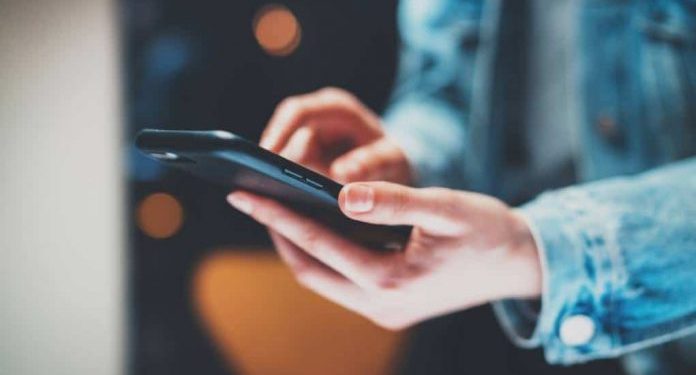 Sot kemi shumë “miq” dhe ndihemi të vetmuar…  me celularin në dorë!