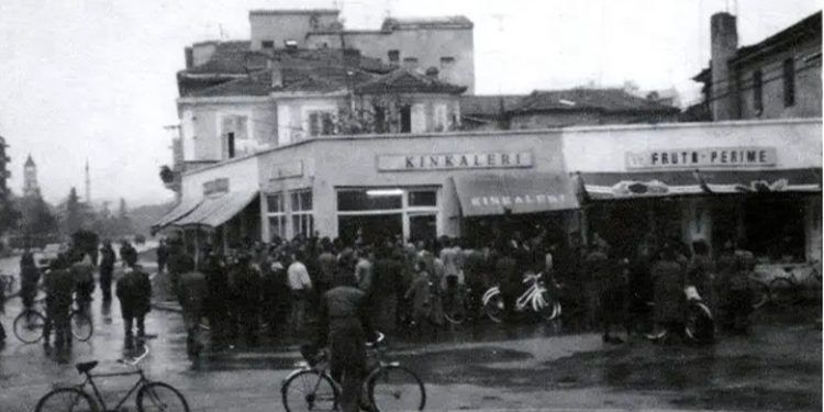 Nga mishi dhe gjeli i detit me tollon, tavat në furrë e dezhurni në ndërmarrje, te festa në lokale! Peripecitë e festës së vitit të ri në socializëm!