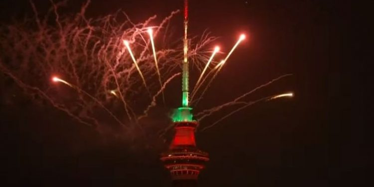 VIDEO/ Viti i Ri 2024 mbërrin në Zelandën e Re, spektakël fishekzjarrësh në qiell
