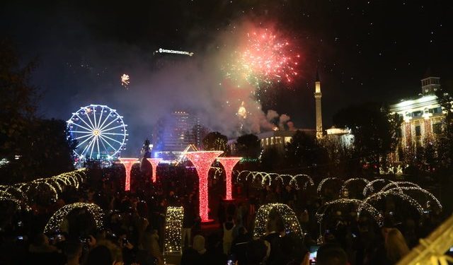 Viti i Ri 2024 në Tiranë i jashtëzakonshëm! Pamje të spektaklit të fishekzjarreve
