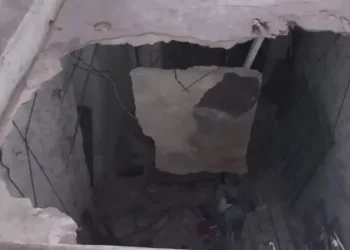 E frikshme! Shembet rruga në qendër të Selanikut, dy të rinjtë përfundojnë brenda gropës së thellë