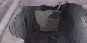 E frikshme! Shembet rruga në qendër të Selanikut, dy të rinjtë përfundojnë brenda gropës së thellë