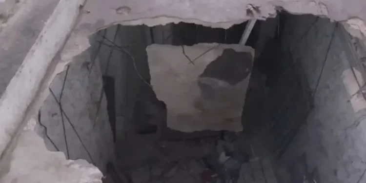 E frikshme! Shembet rruga në qendër të Selanikut, dy të rinjtë përfundojnë brenda gropës së thellë