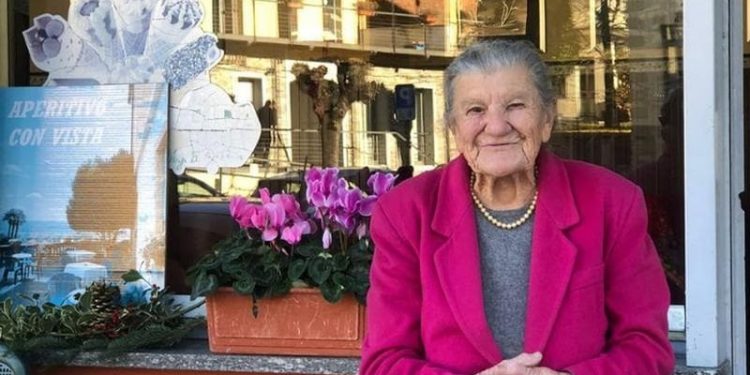 Njihuni me banakieren 99-vjeçare në Itali: As s’e kam menduar të heq dorë!