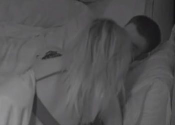 “Rri mirë, të flemë pak se…”, çfarë ndodh poshtë jorganit? Momente të nxehta mes dy banorëve të BBV, puthje dhe përqafime në krevat