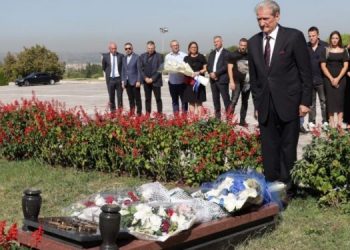 “Hjeksi” i 21 Janarit ka të drejtë! SPAK një bandë… por bandë muzikore në oborrin e tij