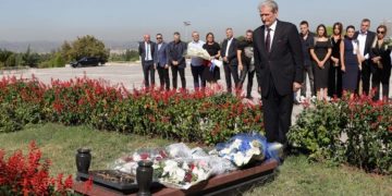 “Hjeksi” i 21 Janarit ka të drejtë! SPAK një bandë… por bandë muzikore në oborrin e tij