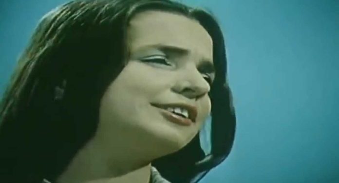 Prekëse/ Alida Hisku: Babai më mohoi pas arrestimit, përfundova në çmendinë nga torturat