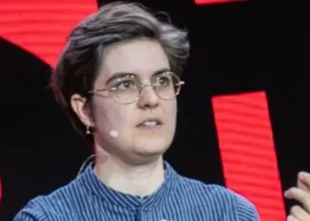 Trashëgoi pasurinë e gjyshes, 31-vjeçarja dhuron 21.5 milion paund! Kërkon 50 persona ta ndihmojnë për shpërndarjen e parave