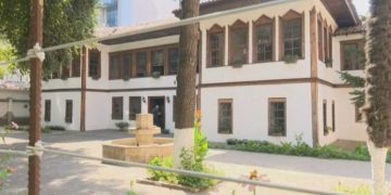 Sarajet e Tiranës, banesa që ‘rrëfejnë’ si jetonin feudalët e shekullit XIX (Video)