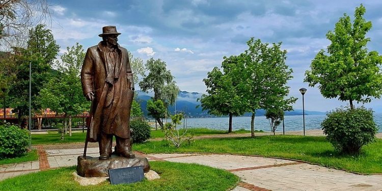 Vajza e Lasgush Poradecit: Jetë që na vodhën në diktaturë, na e vodhën dhe tani palaçot e demokracisë