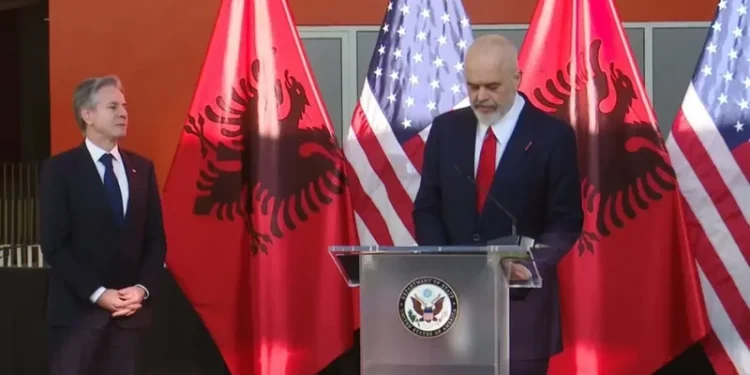 “Sot dikatatori që e ndërtoi po rrotullohet në varr”, Rama pret Blinken te Piramida: Shtëpia e shqiptarit, është shtëpia e mikut