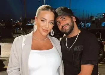 “Nuk na vjen njeri për vizitë”! Bashkëshortja e sulmuesit të njohur: Arabia, eksperiencë e vështirë  S’shkoj dot në pishinë e s’pi në shtëpinë time