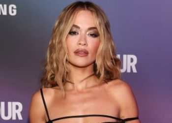 “Si dy pika uji”! Motra e Rita Orës, surprizon këngëtaren (Video)