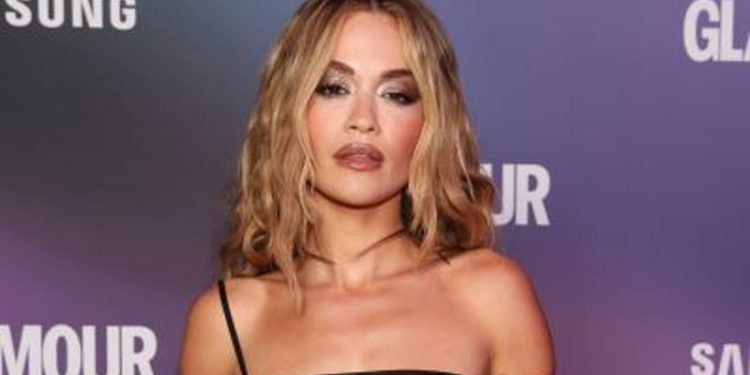 “Si dy pika uji”! Motra e Rita Orës, surprizon këngëtaren (Video)