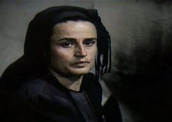 Me lot në sy dhe nostalgji! Vajza e Hajrie Rondos: Nuk i kam parë më filmat e mamit, që kur u nda nga jeta 7 vite më parë