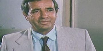 Aktori i madh shqiptar i humorit që ndërroi jetë në mes të skenës:  Të gjithë menduan që ishte pjesë e rolit