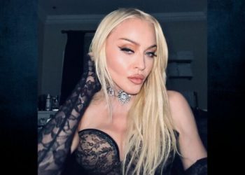 Incidenti i sikletshëm i Madonës, rrëzohet nga karrigia gjatë koncertit në Seattle, por…