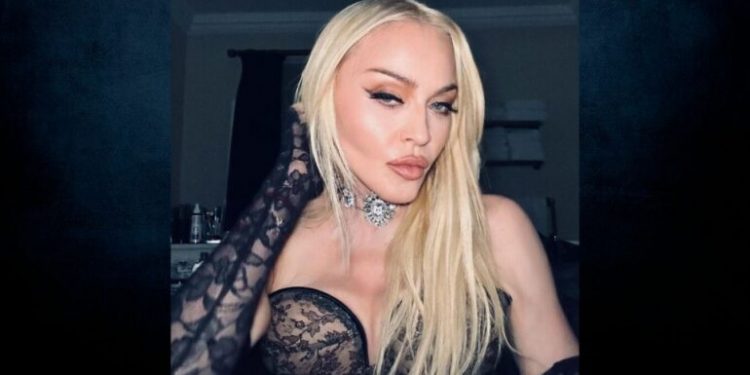 Incidenti i sikletshëm i Madonës, rrëzohet nga karrigia gjatë koncertit në Seattle, por…