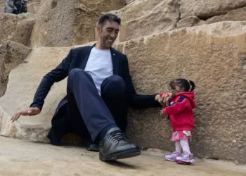 Burri më i gjatë në botë dhe gruaja më e shkurtër takohen në SHBA