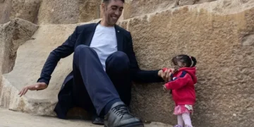 Burri më i gjatë në botë dhe gruaja më e shkurtër takohen në SHBA