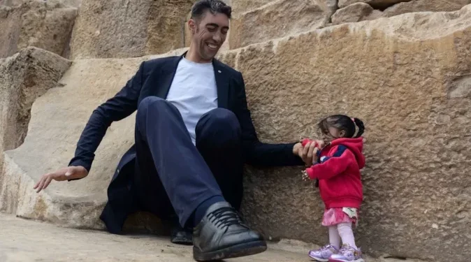 Burri më i gjatë në botë dhe gruaja më e shkurtër takohen në SHBA