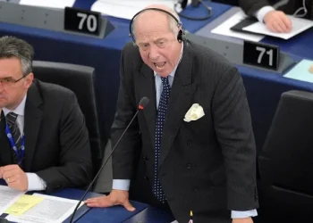 VIDEO/ Deputeti i pavarur anglez, Dodfrey Bloom: Kur popujt të kuptojnë se kush jeni, do sulmojnë Parlamentin dhe do t’i u varin…