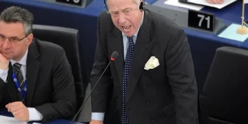 VIDEO/ Deputeti i pavarur anglez, Dodfrey Bloom: Kur popujt të kuptojnë se kush jeni, do sulmojnë Parlamentin dhe do t’i u varin…