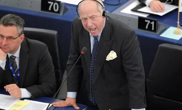 VIDEO/ Deputeti i pavarur anglez, Dodfrey Bloom: Kur popujt të kuptojnë se kush jeni, do sulmojnë Parlamentin dhe do t’i u varin…