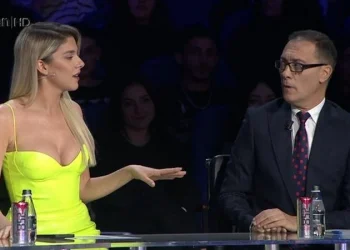 FOTOT/ Adi Krasta harron dajakun e ’93-in, ngacmon sek**aliasht Arilenën live! Sjellja e pahijshme e moderatorit që paguhet me para të pista nga TV Zeni