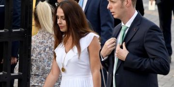 Plas sherri pas ndarjes: Elia Zaharia dhe babai i saj bëjnë për spital princin Leka i dytë