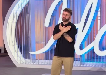 VIDEO/ Shqiptari përlot jurinë e “American Idol”, tregon historinë prekëse: Nuk e takoj dot nënën e sëmurë sepse… I mahnit me këngën “Oj Kosovë, oj nëna ime”
