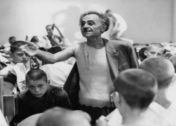 Kjo histori edhe për humor nga jeta e Kadri Rroshit! Si u sulmua nga qytetari në Berat: Po si i rrihje jetimët more, të ngectë në fyt buka që ha!