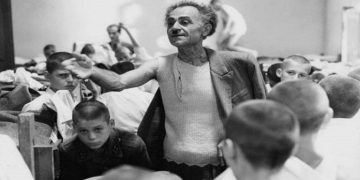Kjo histori edhe për humor nga jeta e Kadri Rroshit! Si u sulmua nga qytetari në Berat: Po si i rrihje jetimët more, të ngectë në fyt buka që ha!