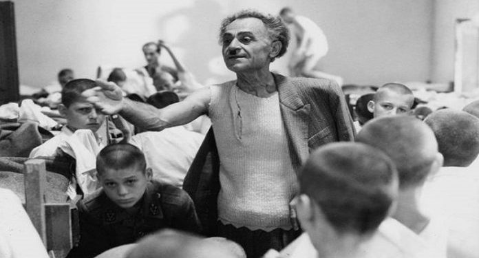 Kjo histori edhe për humor nga jeta e Kadri Rroshit! Si u sulmua nga qytetari në Berat: Po si i rrihje jetimët more, të ngectë në fyt buka që ha!