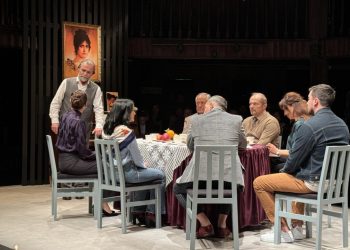 Aktori brilant Alfred Trebicka shkëlqen në teatrin Metropol! Duartrokitje të shumta për kastin