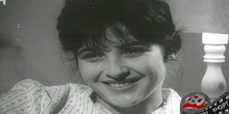 Aktorja e njohur shqiptare bën rrëfimin prekës: U rritëm 6 fëmijë jetim me sakrifica! Asnjë foto nuk kam me babain tim