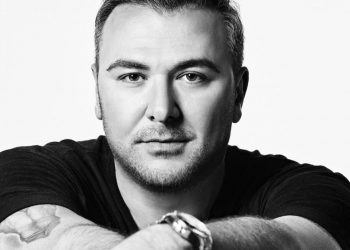 Këngëtari i famshëm grek Antonis Remos ndjesë në emër të grekëve në Tiranë: Një “Më fal” me shpirt se Greqia shumë herë, jo të gjithë, por disa herë i’u lëndoi!