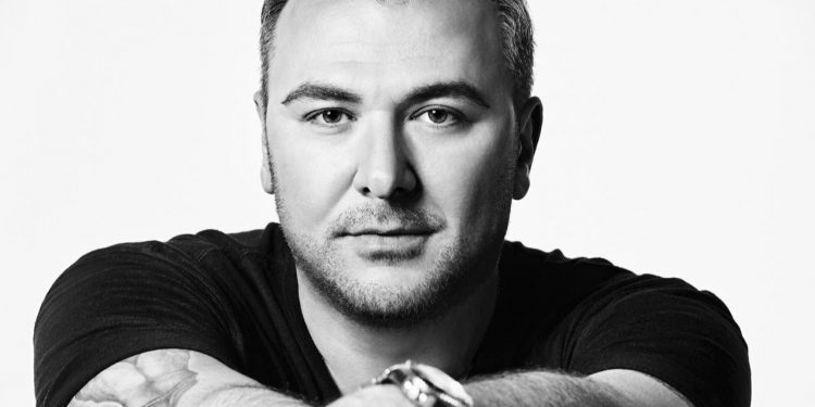 Këngëtari i famshëm grek Antonis Remos ndjesë në emër të grekëve në Tiranë: Një “Më fal” me shpirt se Greqia shumë herë, jo të gjithë, por disa herë i’u lëndoi!