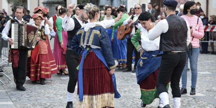 Ushqim për zemrat brengosura! Gjashtë këngë të bukura arbëreshe që ruajnë shpirtin e arbërit larg atëdheut (Video)