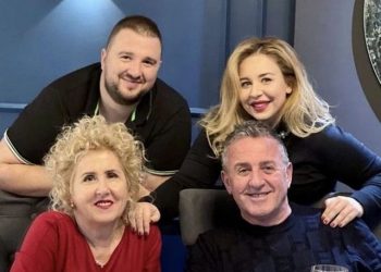 Agron Llakaj në lot për gruan e ndjerë: Më prit… ti do të më presësh si përherë!