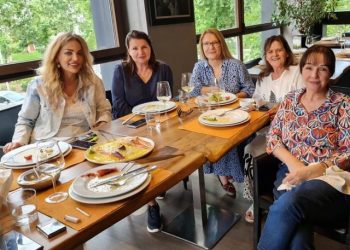 Mike apo rivale? Kjo foto e Rajmonda Bulkut dhe Luiza Xhuvanit flet vetë