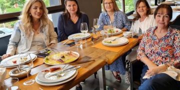 Mike apo rivale? Kjo foto e Rajmonda Bulkut dhe Luiza Xhuvanit flet vetë