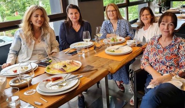 Mike apo rivale? Kjo foto e Rajmonda Bulkut dhe Luiza Xhuvanit flet vetë