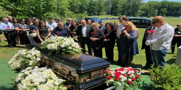 Roza Anagnosti apel shtetit shqiptar: “Artisti i Popullit” Pirro Mani të prehet në dheun mëmë, është në nderin tuaj ta sillni nga SHBA”