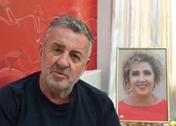 Porosis gjithmonë dy kafe dhe një shishe ujë! Agron Llakaj edhe një tjetër dedikim prekës për humbjen e bashkëshortes