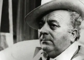 7 gusht të  vitit 1993 kur “Artistit të Popullit” Tano Banushi u shpall “armik” dhe i’u ndaluan homazhet në Teatrin “Migjeni” nga “demonkratët”