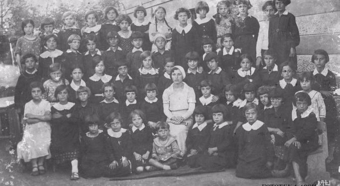 Drama e panjohur e të ikonave të artit që u rritën në jetimore, nga Kadri Roshi tek Margarita Xhepa dhe …