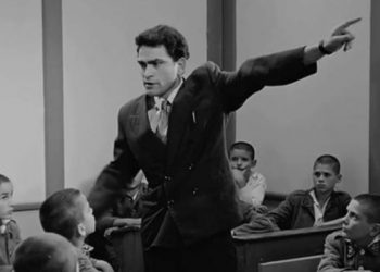 Timo Flloko me zërin e tij kumbues në një interpretim brilant live të poemës “Anës lumenjve” (Video)